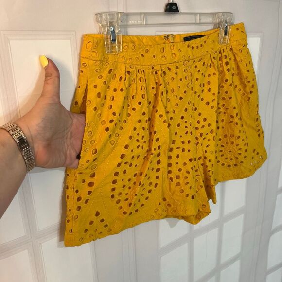 BCBG Maxazaria Yellow Eyelet Embroidery Pleated Front Dress Shorts Size Small - Picture 4 of 8